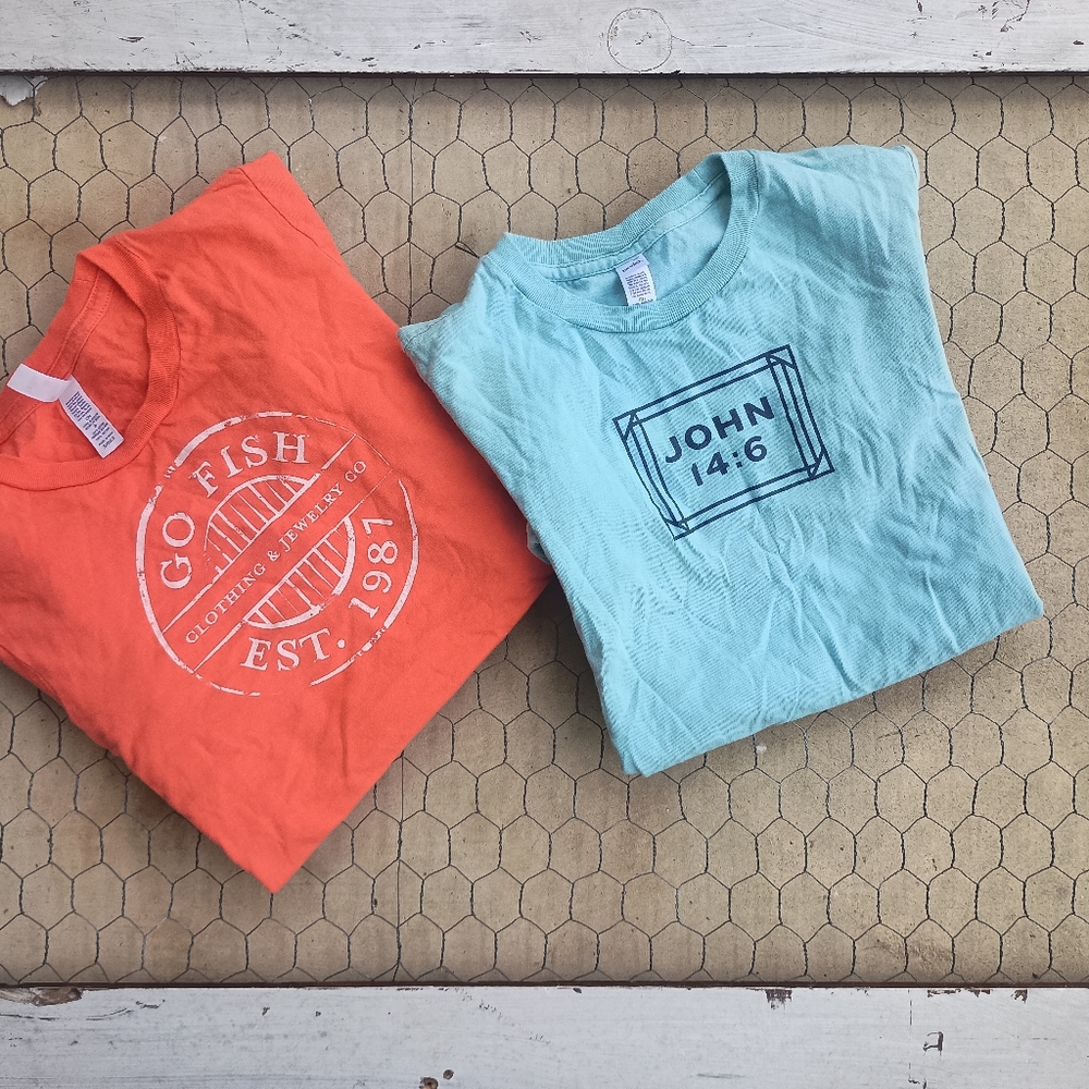 Lot of 2 Women's t-shirts Size Small: Go fish Clothing Jewelry & Co.